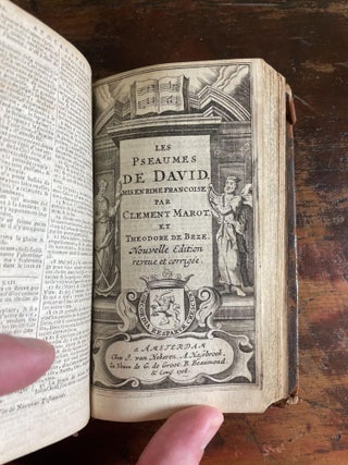 Le Nouveau Testament / Les Pseaumes de David, mis en rime Francoise par Clement Marot et Theodore de Beze. Nouvelle Edition reveue et corrigee.